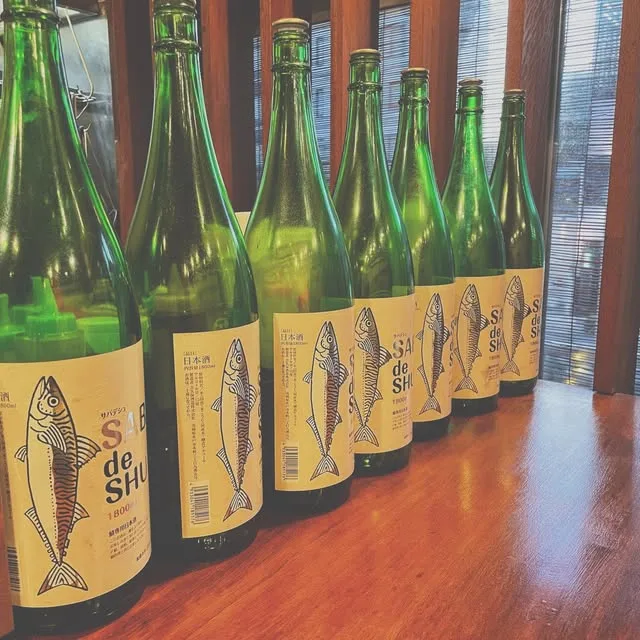カウンターに並ぶ日本酒の瓶