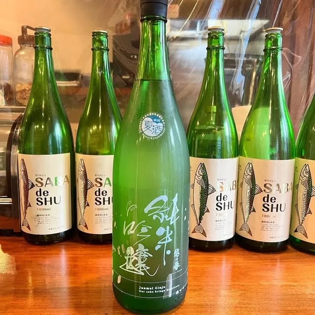カウンターに並ぶ日本酒の瓶